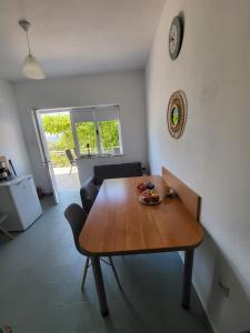 ein Esszimmer mit einem Holztisch und Stühlen in der Unterkunft Rustic Home Maslenica in Maslenica + 37 Fotos
