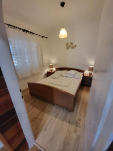 Ein Bett oder Betten in einem Zimmer der Unterkunft Rustic Home Maslenica