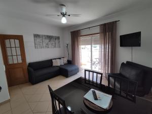 アルマカオ・デ・ペラにある1D Praia Mar - Casas & Papeisのリビングルーム(ソファ、テーブル付)