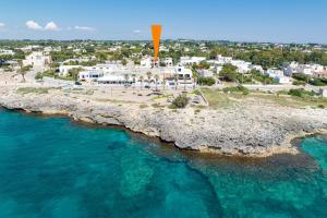 una vista aerea di una spiaggia con bandiera arancione di Casa Luna a Torre Suda