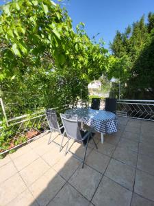 Ein Balkon oder eine Terrasse in der Unterkunft Rustic Home Maslenica