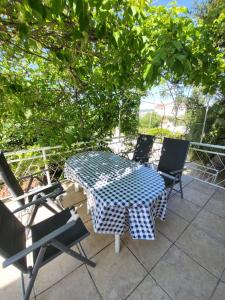 Ein Balkon oder eine Terrasse in der Unterkunft Rustic Home Maslenica
