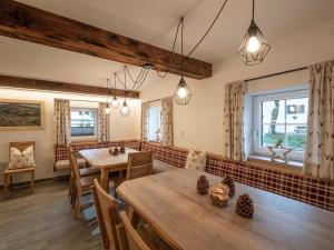 a dining room with a table and chairs at Appartement Am Hof Untertann in Kirchberg in Tirol