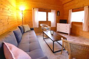 ein Wohnzimmer mit einem Sofa und einem Tisch in der Unterkunft Urlaub im Fischland Scharmützelsee in Wendisch Rietz
