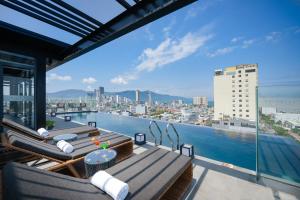 峴港的住宿－Estrella Boutique Hotel，从大楼的阳台上可欣赏到城市景观