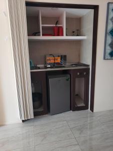 a kitchen with a counter and a small refrigerator in a room at Hotel Torres Gemelas vista al mar a pie de playa in Acapulco