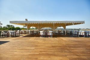 - un pavillon avec des tables et des chaises sur une terrasse dans l'établissement Sonesta St George Nile Cruise - Luxor to Aswan 4 Nights from Monday to Friday, à Louxor