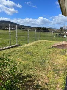 uma cerca no meio de um campo em Las Catedrales-Casa Canteiro 2 em Barreiros