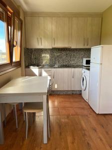 Kuchyňa alebo kuchynka v ubytovaní Las Catedrales-Casa Canteiro 2