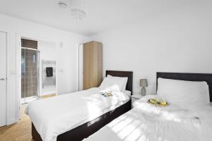 two beds sitting next to each other in a bedroom at Kingfisher Lodge, Redlake Farm, Nr Glastonbury in Somerton