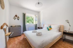 um quarto com uma cama, uma secretária e uma janela em LES CIGALES Villa for 8 by Sunset Riviera Holidays em Roquefort Les Pins