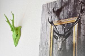 ein Gemälde eines Hirsches mit Geweihen an der Wand in der Unterkunft Ferienwohnung Sperlingslust in Bad Bevensen