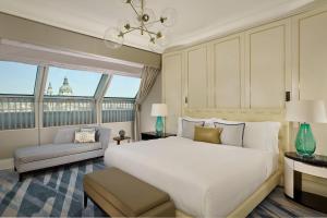 Posteľ alebo postele v izbe v ubytovaní Al Habtoor Palace Budapest, Preferred Hotels & Resorts