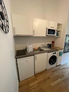 Kuchyňa alebo kuchynka v ubytovaní Studio mezzanine avec Terrasse privative cosy - REF MIMONT