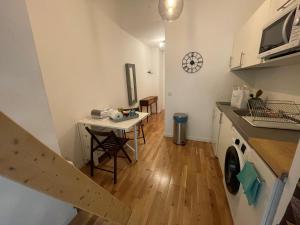 Kuchyňa alebo kuchynka v ubytovaní Studio mezzanine avec Terrasse privative cosy - REF MIMONT + 3 fotografie