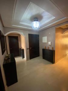 une grande chambre avec deux portes et un plafond dans l'établissement Appartement cosy, terrasse , gueliz,, à Marrakech