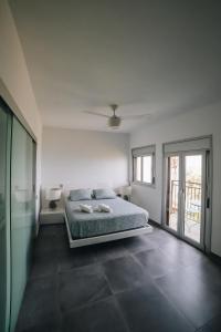 sypialnia z łóżkiem i wentylatorem sufitowym w obiekcie Vista al Mar, a 1a linea de la Bahía dels Alfacs. w mieście Alcanar