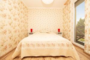 Postel nebo postele na pokoji v ubytování 976 - Lakóparkban teljes panorámás, közvetlen vízparti, 2 szobás modern apartman