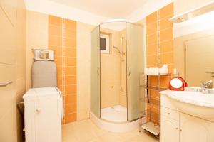 Koupelna v ubytování 976 - Lakóparkban teljes panorámás, közvetlen vízparti, 2 szobás modern apartman + 13 fotografií