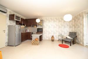 Kuchyň nebo kuchyňský kout v ubytování 976 - Lakóparkban teljes panorámás, közvetlen vízparti, 2 szobás modern apartman