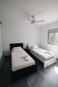 dwa łóżka siedzące obok siebie w pokoju w obiekcie Vista al Mar, a 1a linea de la Bahía dels Alfacs. w mieście Alcanar