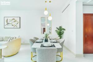 jadalnia ze stołem i krzesłami w obiekcie bnbme - Dubai Marina 2BR Apt w Private Jacuzzi Pool Gym Near JBR Beach & Marina Walk w Dubaju