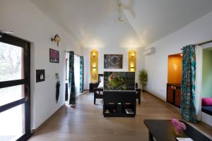 pasillo con sala de estar y comedor en Tathastu Kanha, en Kānha