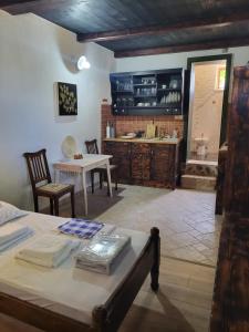 sala de estar con mesa y cocina en Rustic Home Maslenica, en Maslenica