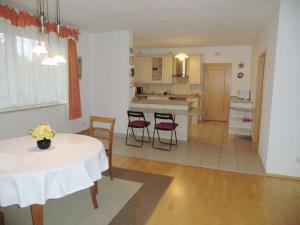 een keuken en een woonkamer met een tafel en stoelen bij Ferienwohnung Jannsen in Bad Bevensen