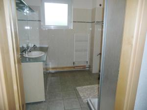 Et badeværelse på Ferienwohnung Jannsen + 1 billede