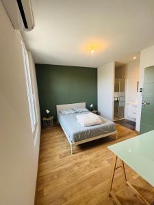 Posteľ alebo postele v izbe v ubytovaní Chez Oma I 1 appartement indépendant OPI I 3 chambres privatives avec salle d eau et salon commun cuisine commune WC commun patio commun