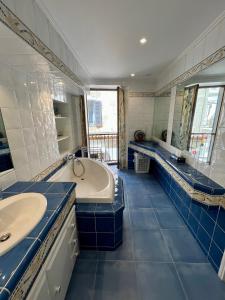Ένα μπάνιο στο Appartement de standing au port climatisé, centre-ville, proche plage et commerces +3 φωτογραφίες