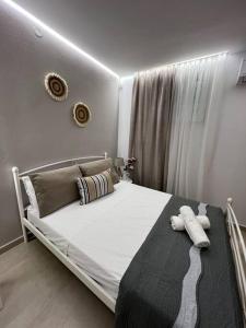 Letto o letti in una camera di Ideal House with Private Pool & Parking