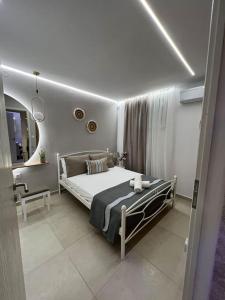 ein Schlafzimmer mit einem Bett in einem weißen Zimmer in der Unterkunft Natural House with Pool & Private Parking in Iraklio