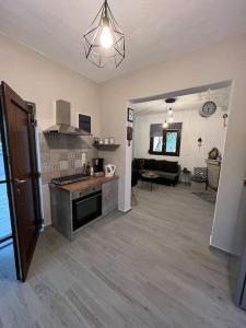 Cucina o angolo cottura di Ideal House with Private Pool & Parking