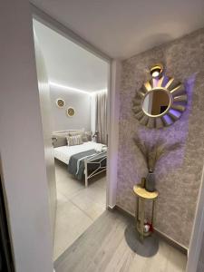 um quarto com um espelho e um quarto com uma cama em Natural House with Pool & private parking em Heraclião