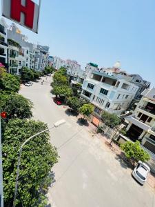 eine leere Straße in einer Stadt mit hohen Gebäuden in der Unterkunft Thanh Bình Hotel in Ðoan Xá