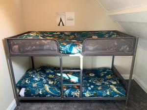 two bunk beds in a room with a letter at Authentieke familieboerderij, tot 10 personen in Reutum