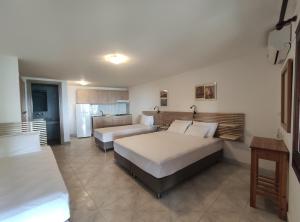 sypialnia z 2 łóżkami i kuchnią w obiekcie Para Thin Alos Inn w mieście Neos Marmaras