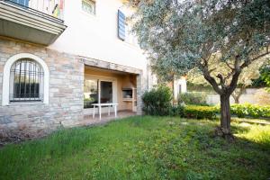 una casa con un árbol y una mesa en el patio en Casa Vacanze Cecilia, en Montinelle