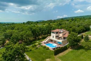 uma vista aérea de uma casa com piscina em Villa Casa Brazzana em Sovinjak