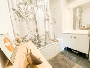 a bathroom with a statue of a rabbit on a table at L'Olympique: appartement cosy, vue canal grande terrasse et parking in Vaires-sur-Marne