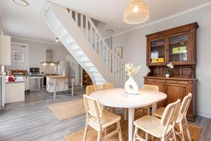 - une cuisine et une salle à manger avec une table et des chaises dans l'établissement La Villa Sassolini, à Lyon