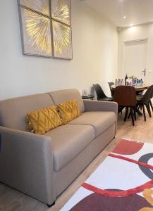 sala de estar con sofá y comedor en 07 Best Flat of Grand Boulevard, en París