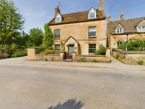 an old house on the side of the road at Romantic Cottage Cotswolds Parking Wi-Fi in Winchcombe