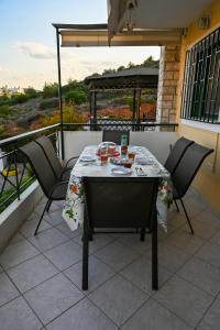 una mesa y sillas en un balcón con vistas en Melrose maisonette by the sea en Anavyssos
