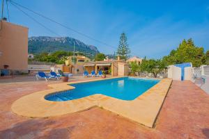 una piscina en un patio con una casa en Villa Fabiola - PlusHolidays, en Calpe