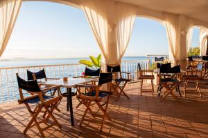 einen Tisch und Stühle auf einem Balkon mit Meerblick in der Unterkunft Hotel ROC Illetas & SPA in Illetas