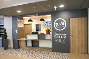 un vestíbulo de oficina con una señal para una clínica Chevy en B&B HOTEL Aix-les-Bains, en Grésy-sur-Aix