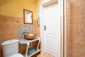 La salle de bains est pourvue de toilettes et d'un lavabo. dans l'établissement Villa Mare, à Łeba